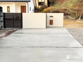 宅配ボックス付き門柱と門扉でつくるセミクローズの新築外構