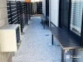 掃き出し窓前に設けた濡れ縁と目隠しフェンス