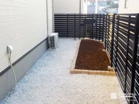 ピンコロ石で囲ったシンプルな植栽スペース[施工後]
