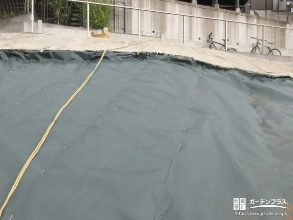 広々としたお庭に防草シートを敷設して雑草対策の準備をした工事