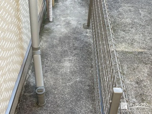 敷地境界を圧迫感なく区切るメッシュフェンスを設置した工事