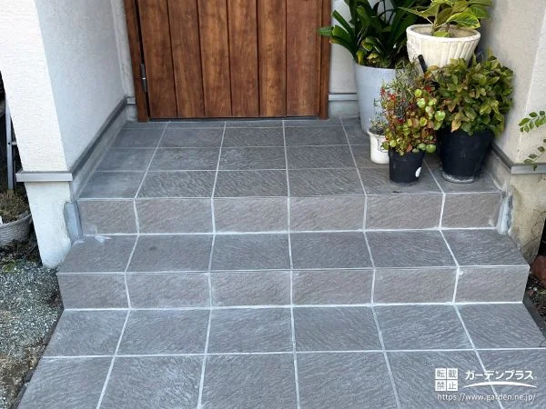 上品なグレーカラーのタイルがお住まいに馴染むポーチ階段工事