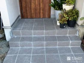 上品なグレーカラーのタイルがお住まいに馴染むポーチ階段工事