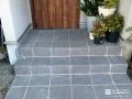 上品なグレーカラーのタイルがお住まいに馴染むポーチ階段工事