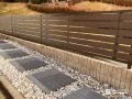 横板状の木目調デザインフェンスで優しく視線をカットした工事