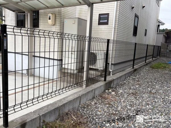 ブラックカラーで引き締めつつも解放感をたもてるフェンス工事
