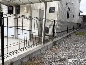 ブラックカラーで引き締めつつも解放感をたもてるフェンス工事