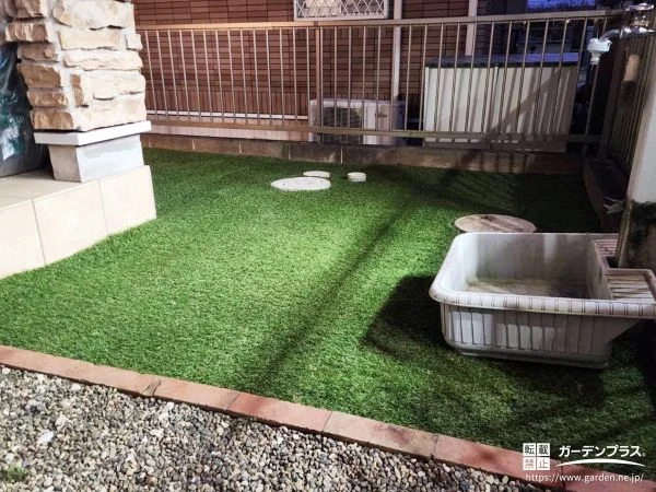 一年を通して鮮やかな緑を保つ人工芝敷きのお庭リフォーム工事