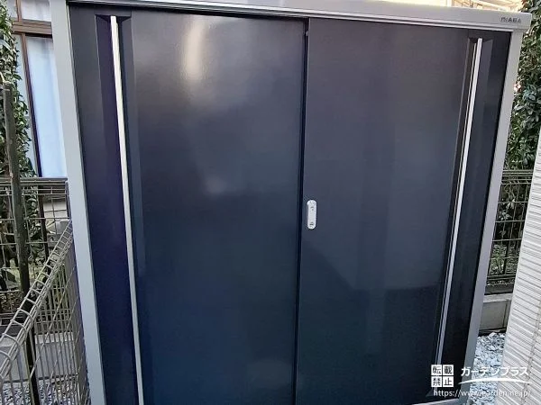 シンプルデザインの物置設置で安心の収納ペースを設けた工事