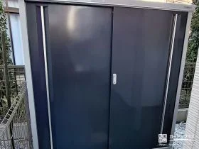 シンプルデザインの物置設置で安心の収納ペースを設けた工事