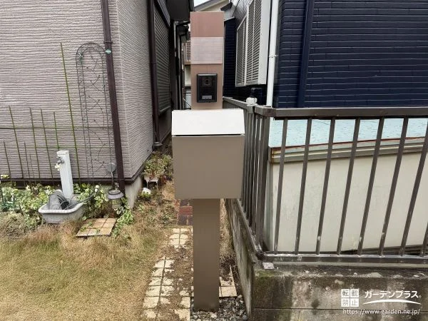 スリムな形状で日常の動線の邪魔にならない機能門柱設置工事