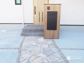 帰宅が楽しみになる乱形石アプローチと機能門柱[施工後]