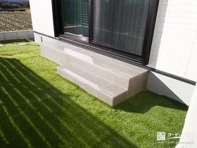 人工芝の庭とタイルステップでつながる庭時間[施工後]