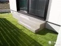 人工芝の庭とタイルステップでつながる庭時間