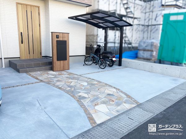 乱形石のアプローチが目を引くローメンテナンスの新築外構