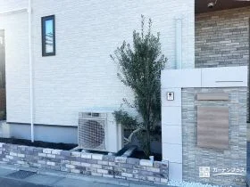 外壁と調和するタイル門柱で整う玄関まわり[施工後]