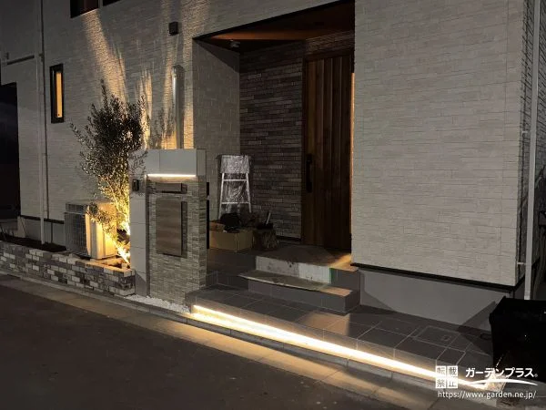 外壁と調和する門柱デザインが迎える、上品な新築外構