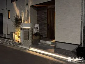 外壁と調和する門柱デザインが迎える、上品な新築外構