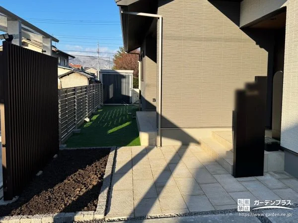 アプローチと角柱門柱でつくる玄関動線