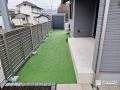 人工芝の庭とタイルデッキで広がる庭時間