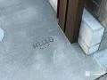 「HELLO」の真鍮レターをあしらった機能門柱足元