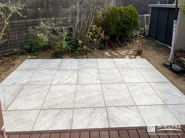 No.28529 滑りにくく汚れを落としやすいタイルテラスを設けたお庭工事[施工後]