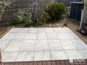 滑りにくく汚れを落としやすいタイルテラスを設けたお庭工事