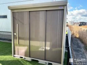 優しいブラウンカラーの扉でお庭に馴染む物置を設置した工事