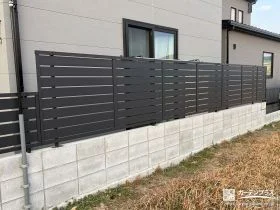 圧迫感を与えずに視線をカットする目隠しフェンス[施工後]