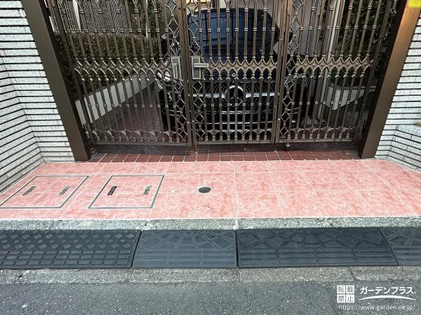 経年劣化した駐車スペースのタイルを新しく張り替えた工事