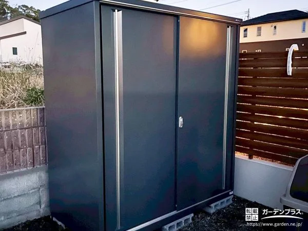 落ち着いたグレーがお庭に馴染む物置を設置したリフォーム工事