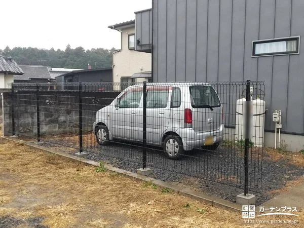 駐車スペースの敷地境界にブラックの境界フェンスを設置した工事