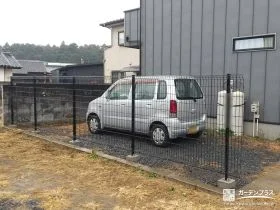 駐車スペースの敷地境界にブラックの境界フェンスを設置した工事