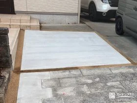 玄関前に土間コンクリートを打ち駐車スペースを拡張した工事