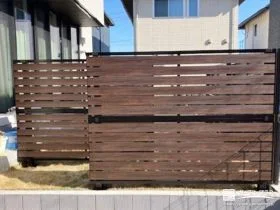 2段支柱を用いたフェンスでしっかりと視線をカットした工事