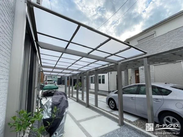 縦に連なる屋根で駐車スペースを広く覆うカーポート設置工事