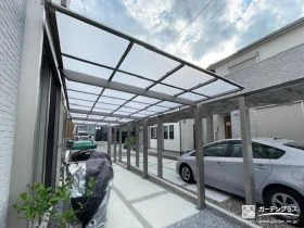 縦に連なる屋根で駐車スペースを広く覆うカーポート設置工事