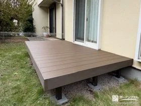 リビングとお庭をつなぐシンプルなウッドデッキの設置工事