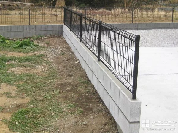 コンクリートブロックにメッシュフェンスを取り付けた工事