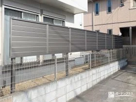 視線が気になる部分に横板を取り付けた効率の良いフェンス工事