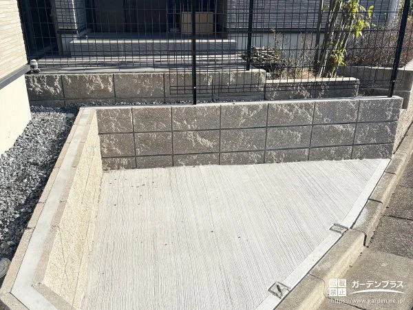 花壇を撤去しコンクリートを打って駐輪スペースに整えた工事