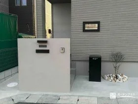 建物と調和するナチュラルな門まわり[施工後]