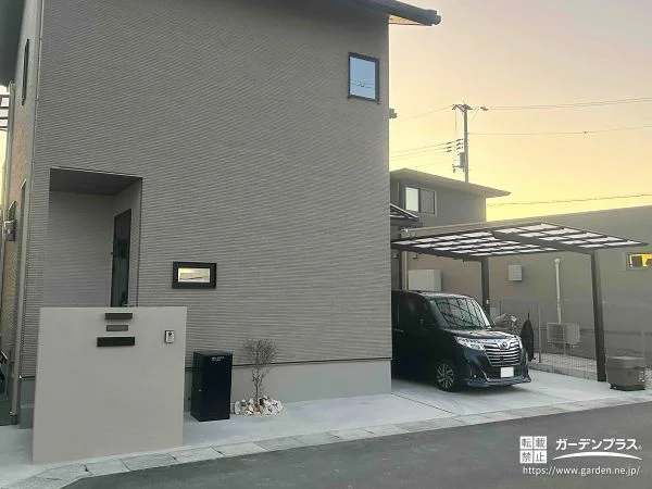 建物外観と色味を合わせた門柱が統一感を演出する新築外構