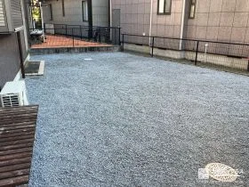 防草シートと化粧砂利の敷設でお手入れの手間を軽減した工事