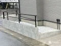 フレームフェンスと土留めで立体感のある外構に