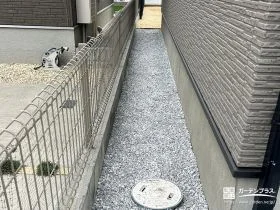 犬走りは砂利でメンテナンスしやすく[施工後]