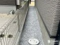 犬走りは砂利でメンテナンスしやすく
