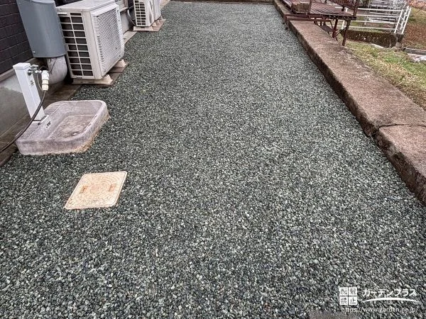 雑草を抜く手間を軽減する防草シートと砂利を敷設した工事