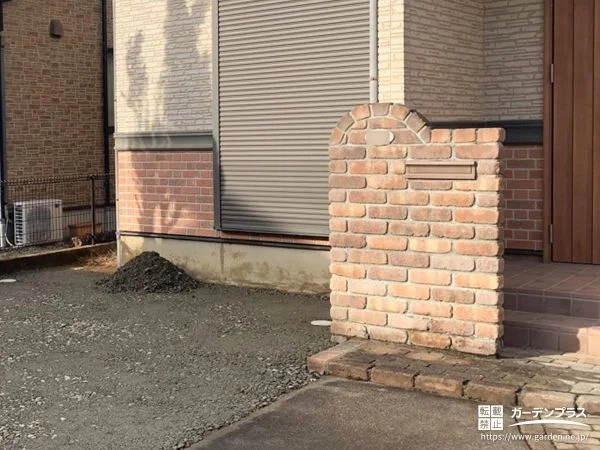 レンガの質感が玄関前に温かみを添える門袖壁を設置した工事