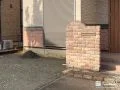 レンガの質感が玄関前に温かみを添える門袖壁を設置した工事
